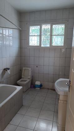 Vende-se Geminada T2 no Bairro Central_Proxima ao Comando da Cidade