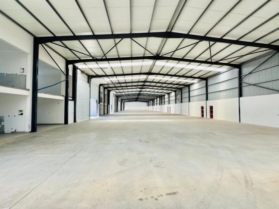 Arrenda-se armazem com  300m² de area - MAQUINAG