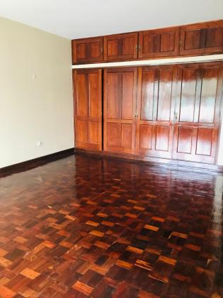 Arrenda-se moradia T4 com anexo - SOMMERSCHIELD