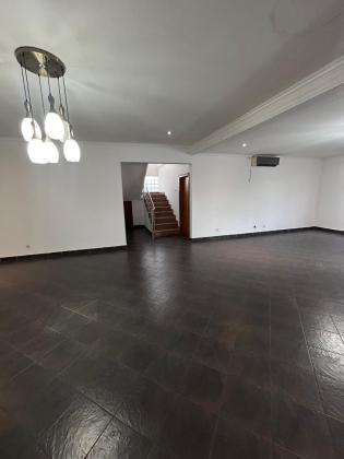Arrenda-se moradia T6 (3 suites) com piscina e anexo T2 - TRIUNFO