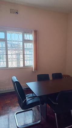 Vende-se Geminada T2 no Bairro Central_Proxima ao Comando da Cidade