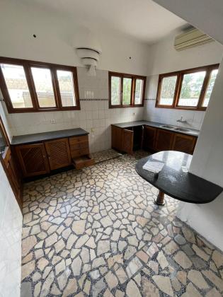 Moradia com 13 salas, piscina e anexo - SOMMERSCHIELD
