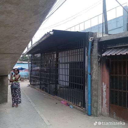 Arrenda se av. Mocambique em frente ao mercado benfica no semafro da ponte