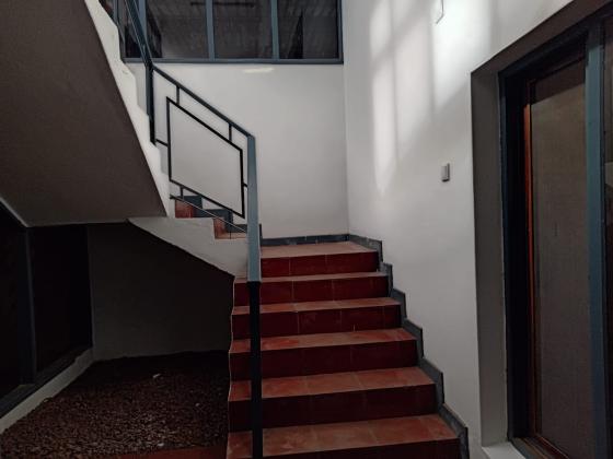 Arrenda-se armazem em 1.000m² com escritorios e balnearios a berma da estrada