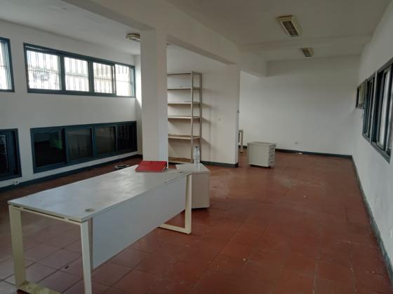 Arrenda-se armazem em 1.000m² com escritorios e balnearios a berma da estrada