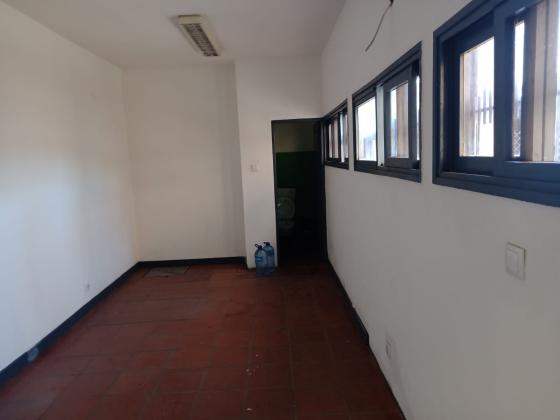 Arrenda-se armazem em 1.000m² com escritorios e balnearios a berma da estrada