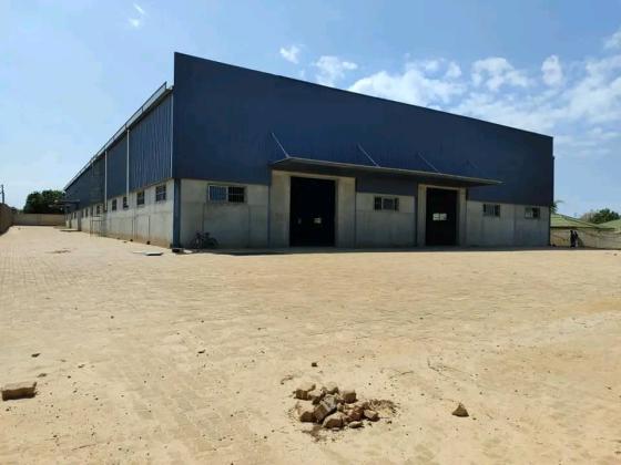 Vende-se armazem de 1.000m² com 5 lojas e uma habitacao T2 - EN4