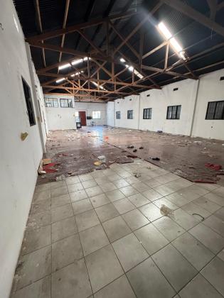 Vende-se Armazem com 1.400m² de area - ALTO MAE