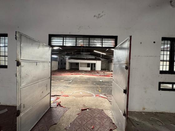 Vende-se Armazem com 1.400m² de area - ALTO MAE