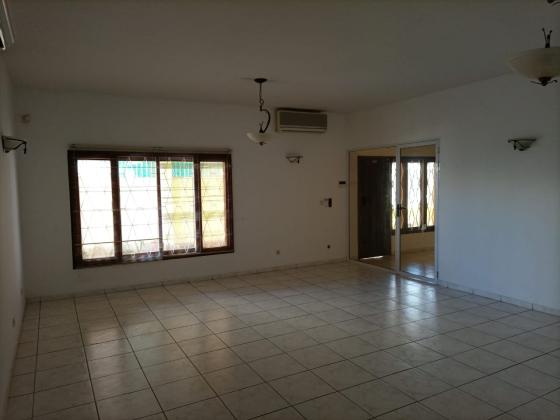 Vende-se moradia T6 com anexo - SOMMERSCHIELD