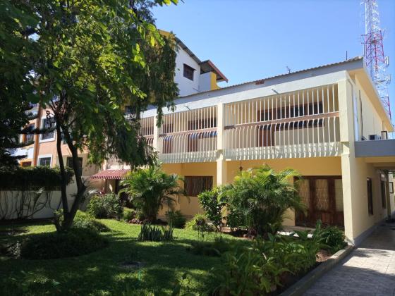 Vende-se moradia T6 com anexo - SOMMERSCHIELD