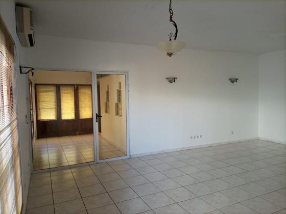 Vende-se moradia T6 com anexo - SOMMERSCHIELD
