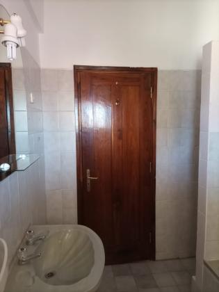 Vende-se moradia T6 com anexo - SOMMERSCHIELD