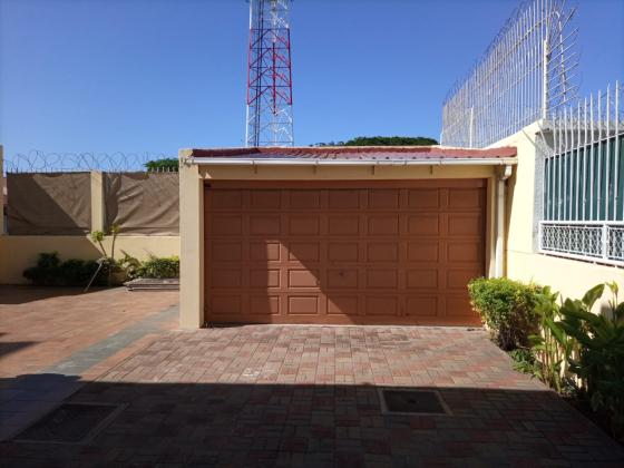 Vende-se moradia T6 com anexo - SOMMERSCHIELD