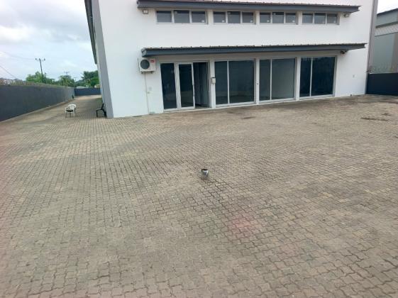 Arrenda-se armazem de 1.350m² com escritorio e recepcao - EN1