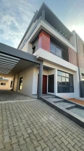 Vende-se moradia geminada T6 (3suites) com piscina e anexo