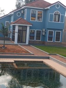 vende-se moradia tp5 independente na dona Alice, atrás Aqua park, rua com pavimento