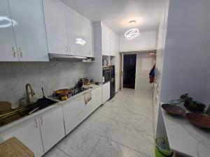 Vende-se flat T3 com vista ao mar e 2 elevadores - JULIUS NYERERE
