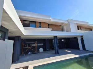 Vende-se moradia T4 com piscina e anexo - SOMMERSCHIELD II