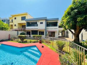 Vende-se moradia T4 com piscina e anexo - SOMMERSCHIELD