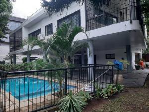 Arrenda-se moradia T7 com piscina - SOMMERSCHIELD