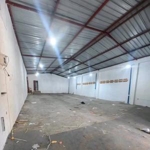 Arrenda-se armazem de 200m² - 200m da ROTUNDA DE MISSAO ROQUE
