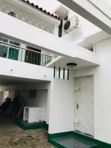 Arrenda-se moradia T4 com anexo - SOMMERSCHIELD
