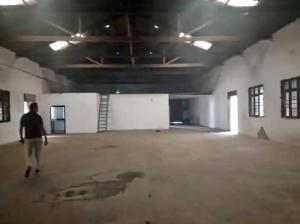 Arrenda-se armazem de 1.100m² com escritorio e recepcao