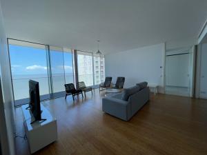arrendo excelente apartamento tp3 com móveis na polana/ Julius nherere