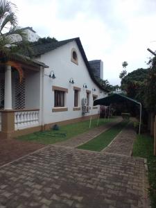 Vende-se moradia num terreno com 1.280 de area - POLANA
