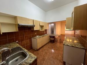R/C -> arrenda-se flat T2 com quintal privado - POLANA