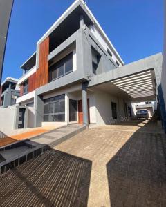 Vende-se moradia T5 (4 suites) com anexo - TRIUNFO