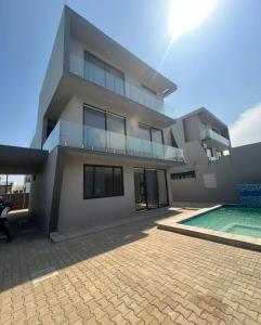 Vende-se moradia T5 (4 suites) com anexo - TRIUNFO