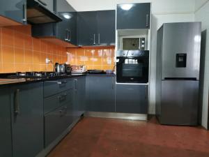 MOBILADA - Vende-se moradia T5 (4 suites) com anexo suite - COOP
