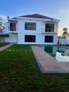 Arrenda-se moradia T6 (3 suites) com piscina e anexo T2 - TRIUNFO