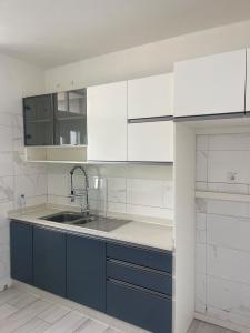 Vende-se flat T3 (1 suite) com vista ao mar elevador