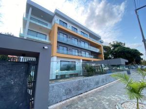Vende-se Penthouse T3 com sauna, piscina e vista ao mar - POLANA