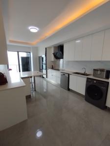 MOBILADA - arrenda-se flat T2 com piscina, ginasio e vista ao mar