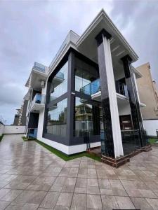 Vende-se Moradia, tipo6 no bairro da costa do sol triunfo 2