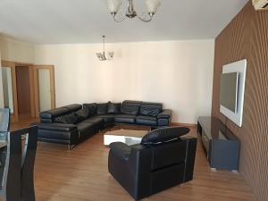 ARRENDA-SE ESPAÇOSA FLAT T3 MOBILADA NA POLANA
