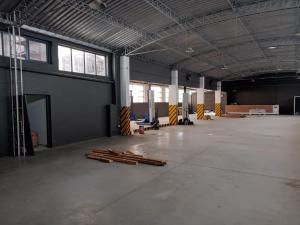 Arrenda-se armazem em 1.000m² com escritorios e balnearios a berma da estrada