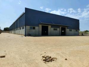 Vende-se armazem de 1.000m² com 5 lojas e uma habitacao T2 - EN4