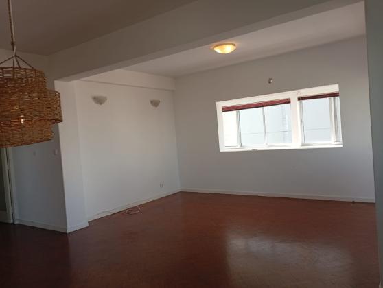 Arrenda-se flat T4 climatizada com vista ao mar - POLANA