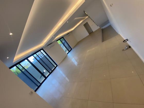 Arrenda-se moradia T4 (4 suites) com anexo - TRIUNFO