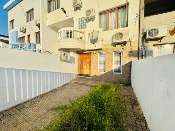 Vende-se Moradia/Geminada T3 no Bairro Triunfo