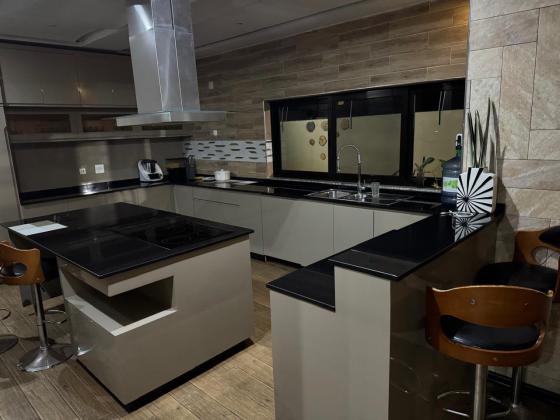Arrenda-se Moradia Triplex T5 no Bairro Triunfo Novo