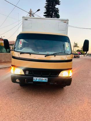 HINO DUTRO J05 4 TONELADAS (Contentorizado)