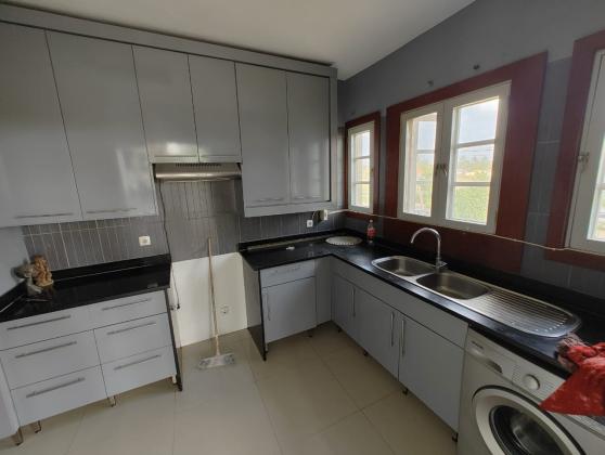 Arrenda-se moradia geminada T3 no 1⁰ andar com piscina - TRIUNFO