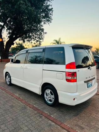 TOYOTA NOAH 2.0cc 2002