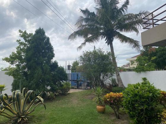 Arrenda-se moradia geminada T3 no 1⁰ andar com piscina - TRIUNFO